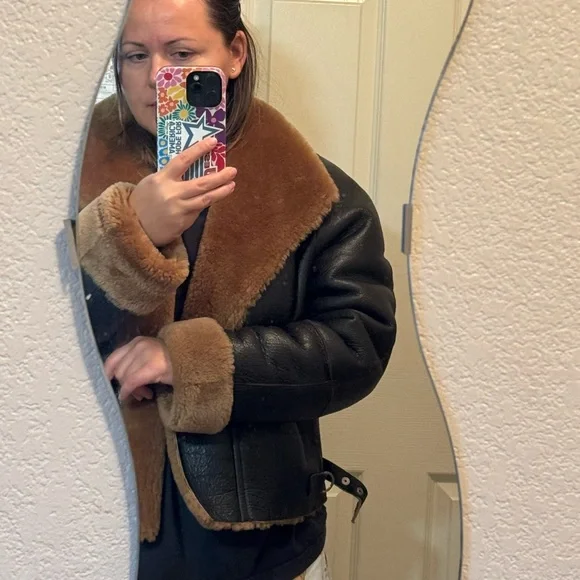 Elegant Black and Tan Shearling Leather Jacket - Picture 2 of 15